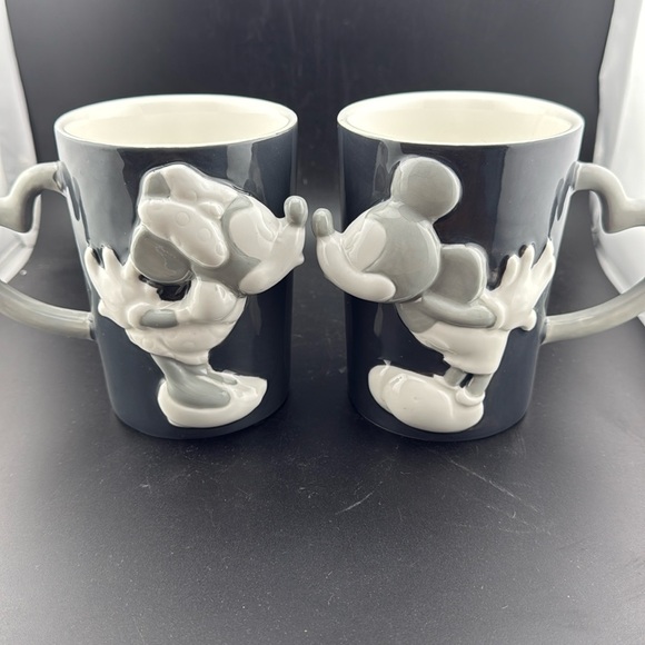 Hallmark Other - Mickey and Minnie Kissing Mugs